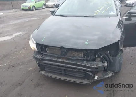 2015 Volkswagen Jetta 1.8T Se z USA, uszkodzony, nr VIN 3VWD17AJ7FM228899